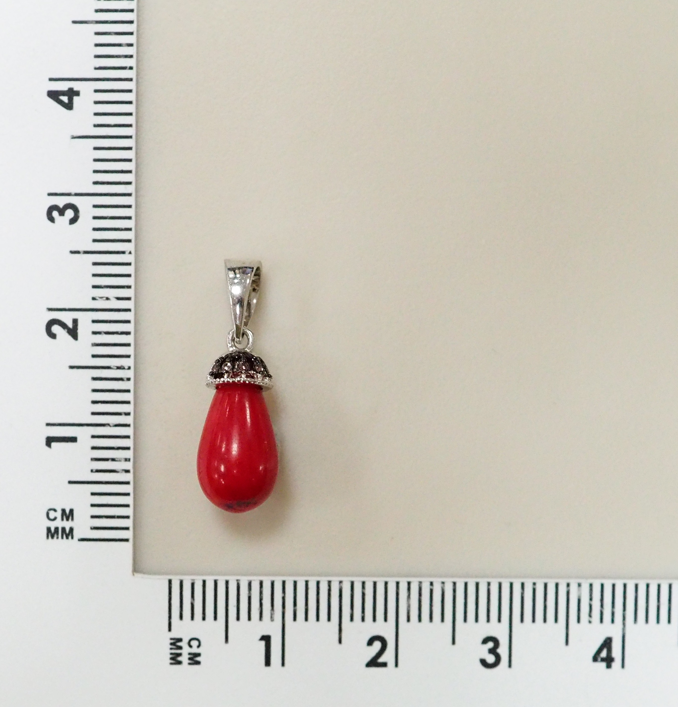 Серебряная подвеска с кораллом